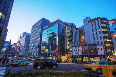 03-30-2015 Tokyo. Ginza bölgesindeki Chuo-dori Bulvarı (Tokyo) - şaşırtıcı alacakaranlık. Neon işaretleri