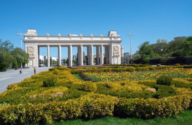  Gorky Park ve çiçek tarhının merkez giriş kapısı - cennet gibi Mayıs