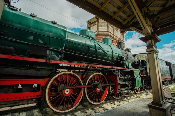 ロシアの機関車博物館にある大型蒸気機関車の車輪です — ストック写真