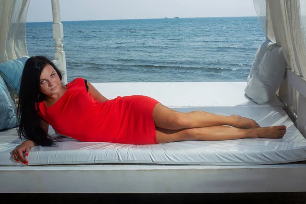Mulher Jovem Sexy Bonita Deitado Mar Vermelho Mediterrâneo Perto Agosto — Fotografia de Stock