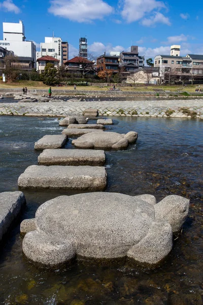 京都的木川公园卡莫河 阳光灿烂的一天 穿过河流的石头 一些海龟形状的石头 无法辨认的人 — 图库照片