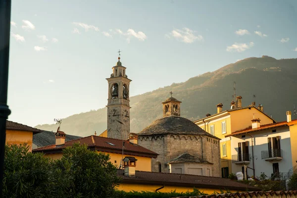 Campanile Campanile Uno Dei Borghi Sulla Costa Del Lago Como — Foto Stock