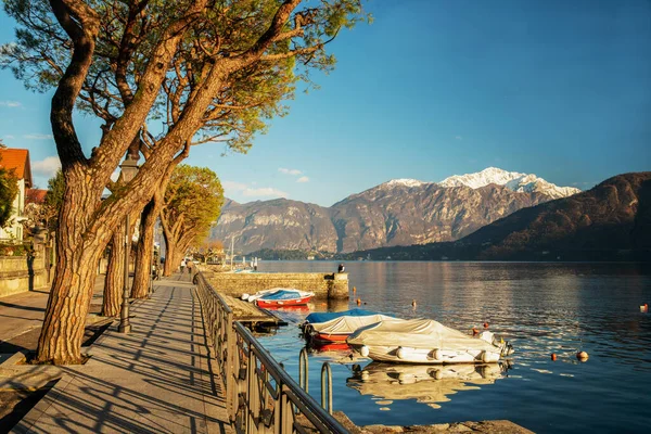 Barcos Costa Limpa Dia Ensolarado Lago Como Montanha Nevada Distância — Fotografia de Stock