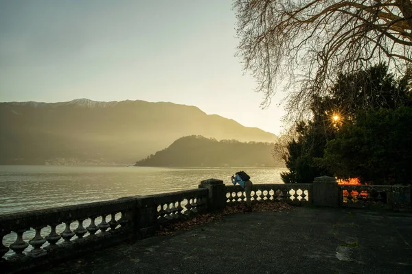 Sarı Günbatımı Dağları Video Çeken Çinli Turist Villa Del Balbianello — Stok fotoğraf
