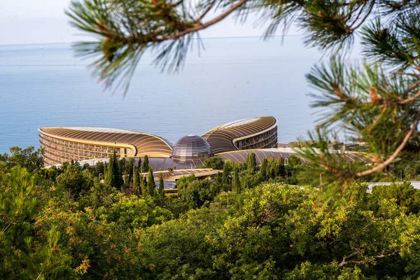 2019クリミア ウクライナ ホテル ミリヤ 黒海沿岸の英国の建築家フォースターのプロジェクト の素晴らしい建物 パンデミックと閉鎖されたヨーロッパの間に寒さの中でリラックスする素晴らしい夏 — ストック写真