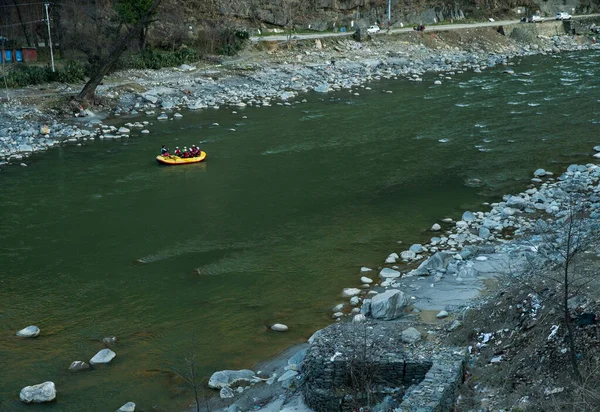 Rafting Łódź Poruszająca Się Cichej Rzece Beas Obok Miasta Kullu — Zdjęcie stockowe