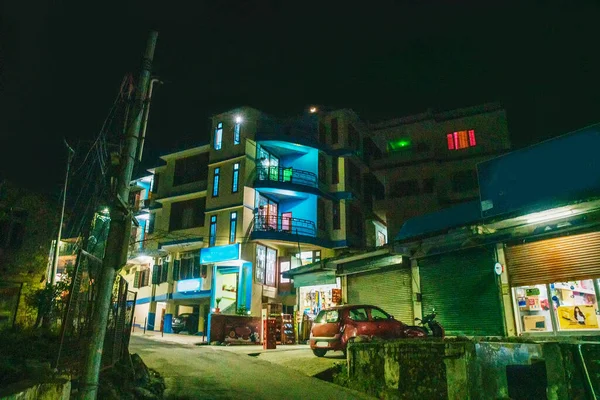 库卢镇的街道在晚上 一些酒店大楼 喜马偕尔邦 — 图库照片