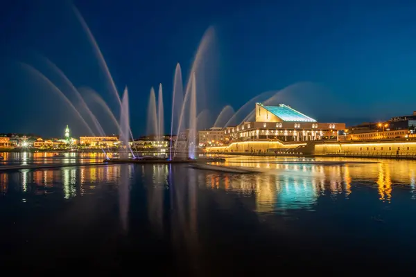 塔塔尔斯坦 俄罗斯地区 首府的尼兹尼卡班湖上的喷泉和卡马拉剧院的壮丽景色 — 图库照片