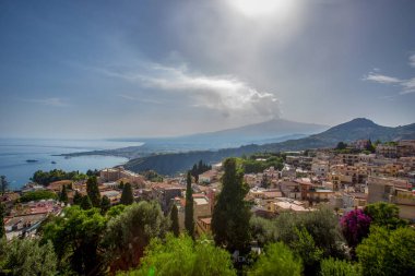  Taormina 'dan Etna volkanı ve Akdeniz Körfezi' nden inanılmaz bir manzara. Koyda ve kasaba binalarında yatlar. Çerçevede. Sonbaharda Güney İtalya 'da (Sicilya) çarpıcı tatiller