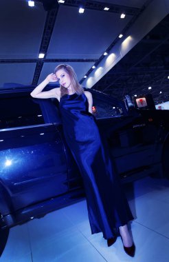 08-05-2008 Moskova Rusya. Rus modeli, Çin Hoover arabasının yanında poz veriyor.