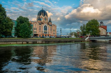 Kaliningrad 'da sinagoglu harika bir akşam manzarası Chanal' da bir tekne ve Ada 'ya bir köprü.