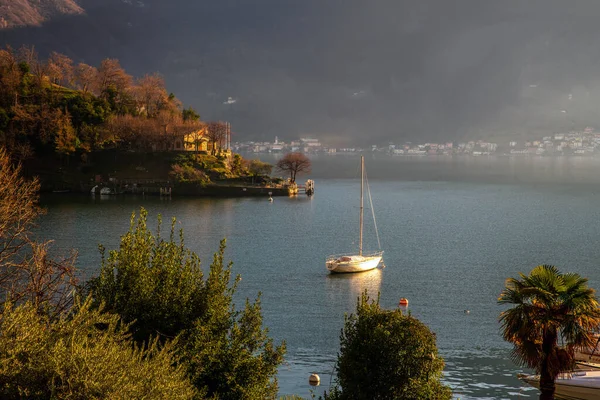 White Yacht Anchored Water Shore Lake Como Amazing Scene Sunny — Stock Photo, Image