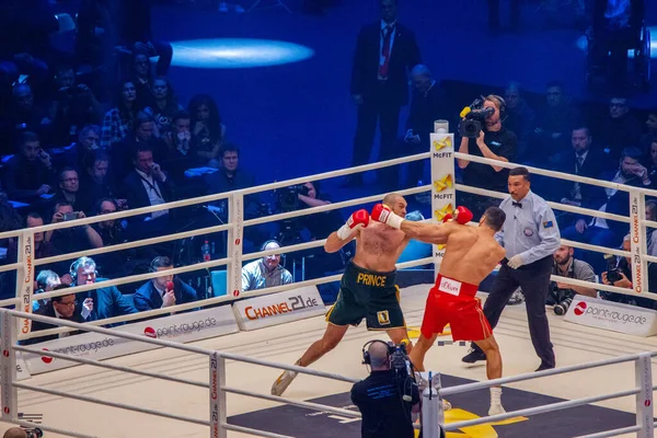 2015 Klitschko Intenta Aterrizar Famoso Jab Izquierdo Pero Fury Sumerge Fotos De Stock Sin Royalties Gratis