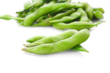 edamame fasulyeleri beyaz arka planda izole edilmiş. tam alan derinliği