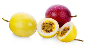 Tutku meyvesi beyaz arkaplanda izole