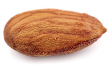 Beyaz arka planda izole edilmiş badem fıstıkları