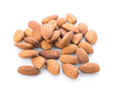 Beyaz arkaplanda izole edilmiş badem fıstıkları