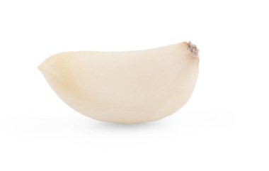 Taze soyulmuş sarımsak eldivenleri beyaz arka planda izole edilmiş.