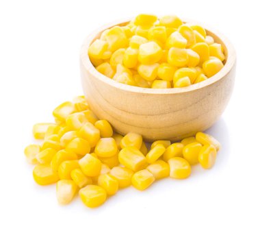 Beyaz arka planda konserve mısır