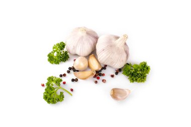 Beyaz arka planda sarımsaklı maydanoz ve biber.