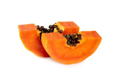 olgun papaya beyaz bir arkaplanda izole edilmiş.