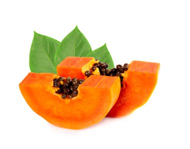 olgun papaya beyaz bir arkaplanda izole edilmiş.