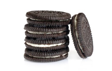 Beyaz arka planda izole edilmiş siyah kurabiyeler