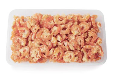 Kurutulmuş karides beyaz bir arkaplanda izole edilmiş.