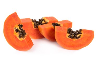 Beyaz arka planda izole edilmiş olgun papaya dilimleri.