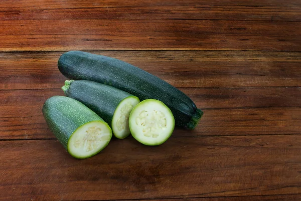 木のテーブルの上に新鮮な緑のバイオズッキーニ 有機旬の野菜 — ストック写真