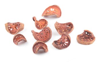 Kurumuş bael beyaz arka planda izole edilmiş