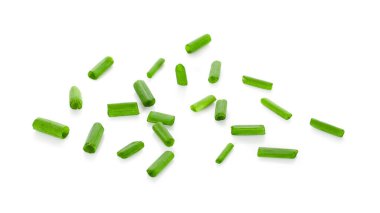 Beyaz üzerine doğranmış yeşil soğan.