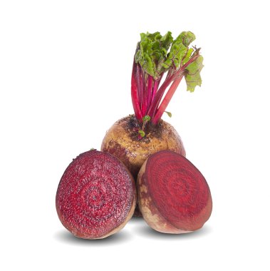 Yapraklı kırmızı pancar ve beyaz arka planda yarım izole