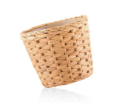 Hasır sepet beyaz arkaplanda izole edildi