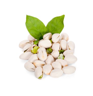 Pistachio yakın plan beyaz arkaplanda izole edildi