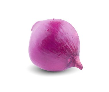 Beyaz zemin üzerinde kırmızı dilimlenmiş soğan izole