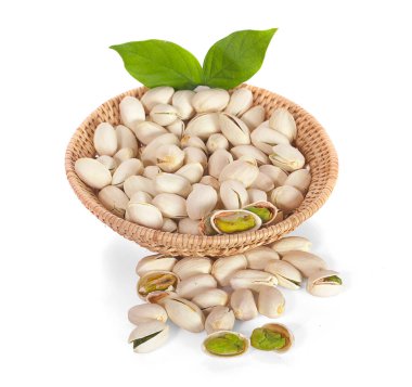 Pistachio yakın plan beyaz arkaplanda izole edildi