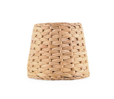 Hasır sepet beyaz arkaplanda izole edildi