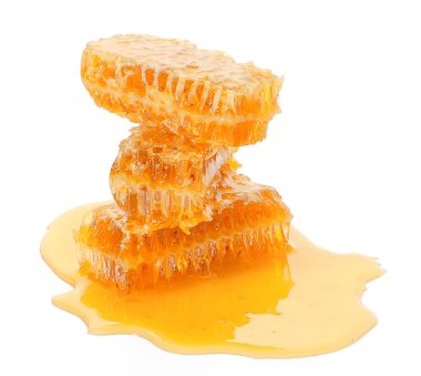 Bal peteği parçası. Beyaz arkaplanda izole edilmiş bal dilimi