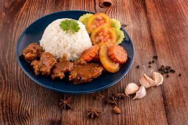 Biber ve fesleğenli Tayland bifteği kızartması 