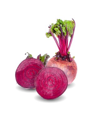 Yapraklı kırmızı pancar ve beyaz arka planda yarım izole