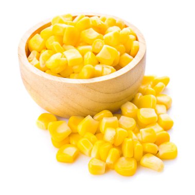 Beyaz arka planda konserve mısır