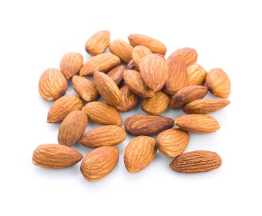 Beyaz arkaplanda izole edilmiş badem fıstıkları