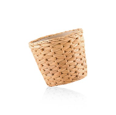 Hasır sepet beyaz arkaplanda izole edildi