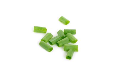 Beyaz arka planda izole edilmiş taze taze soğanlar.