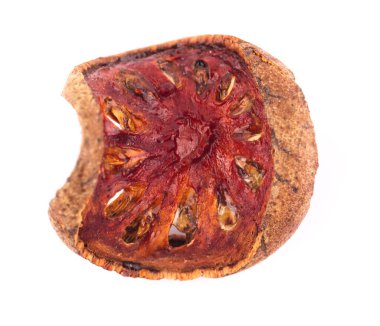 Kurumuş bael beyaz arka planda izole edilmiş