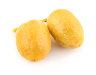 Beyaz arkaplanda sarı çiğ palmiye.