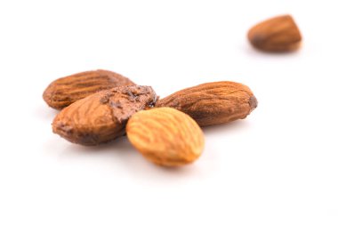 Badem beyaz arkaplanda izole edildi