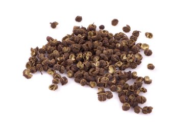 Sichuan biberi beyaz arkaplanda izole edilmiş