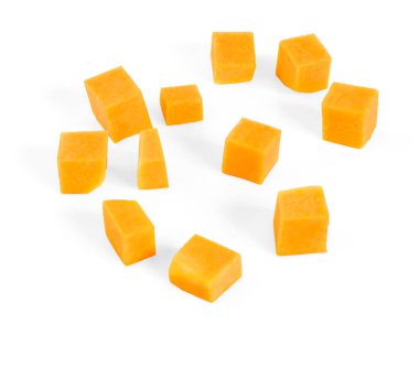 Beyaz arka planda doğranmış balkabağı